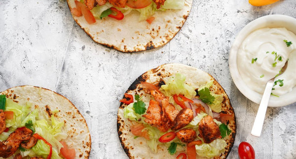 Geschwärzte Lachs Tacos mit einem Avocado Tomatillo Salsa